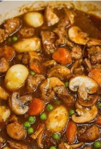 Delicious slow cooker beef stew with tender meat and vegetables